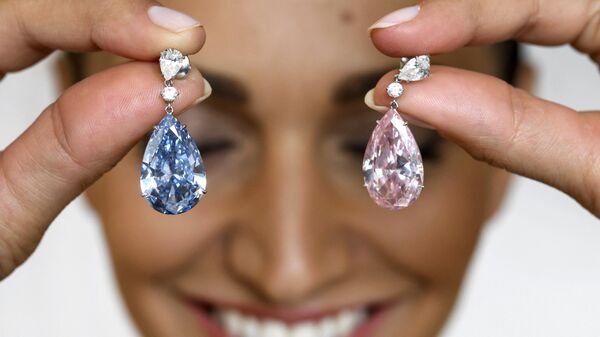Манекенка позира са дијамантима Плави Аполон и Пинк Артемида у Женеви, Швајцарска - Sputnik Србија