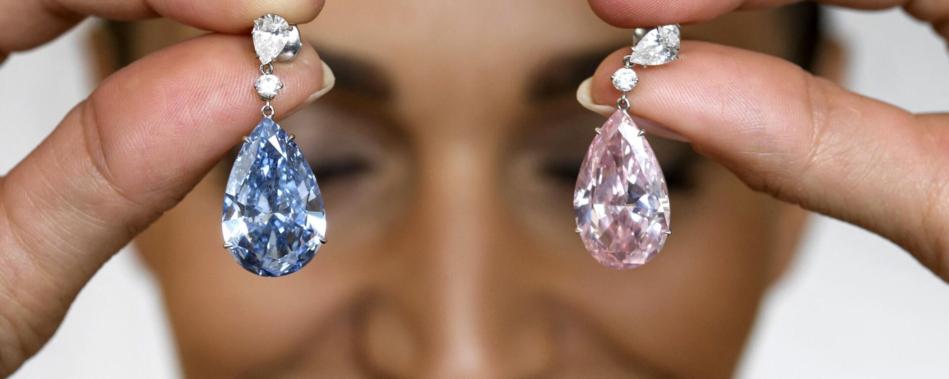 Манекенка позира са дијамантима Плави Аполон и Пинк Артемида у Женеви, Швајцарска - Sputnik Србија, 1920, 31.01.2023