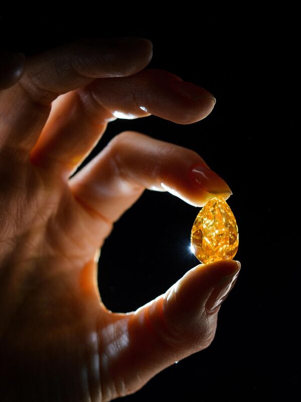 Jedinstveni dijamant od 14,32 karata neverovatno intenzivne svetlonarandžaste boje. Kamen je pripadao nepoznatom kolekcionaru više od 30 godina, a kada je stavljen na prodaju, procenjen je na 35,5 miliona dolara i time postavio dva rekorda vrednosti odjednom. Prvo, postao je najskuplji narandžasti dijamant. I drugo, postao je dijamant sa najvećom vrednošću po jednom karatu. - Sputnik Srbija