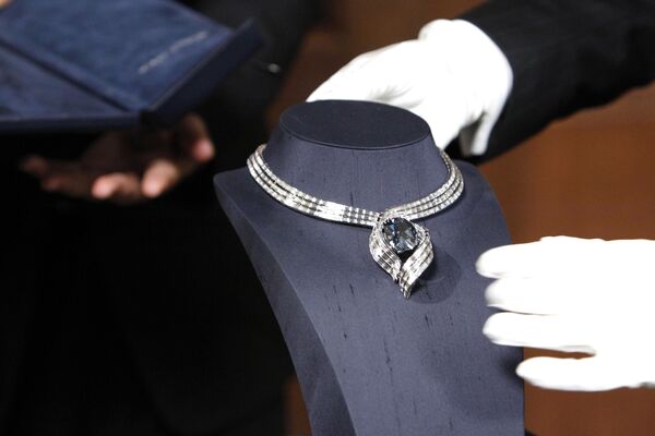 Дијамант „Нада“ је велики сафир вредан 45,52 карата. Изложен је у Природњачком музеју на Институту Смитсонијан у Вашингтону. Вероватно најпознатији дијамант пронађен у Новом свету. - Sputnik Србија