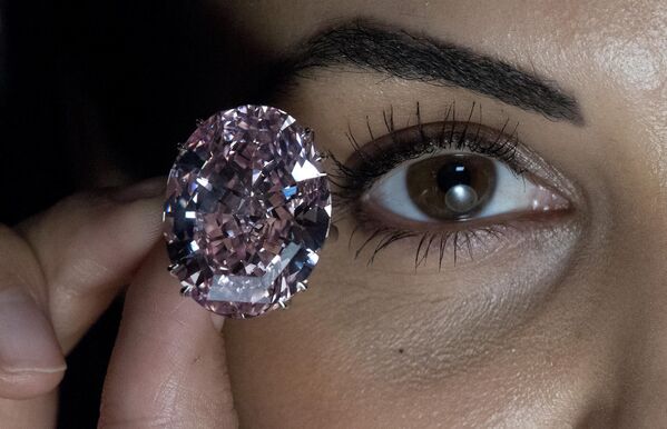 Са 59,6 карата, дијамант „Пинк стар“ је највећи дијамант на свету у категорији највећег светског дијаманта у беспрекорној фантастичној природној боји и овалној категорији. - Sputnik Србија