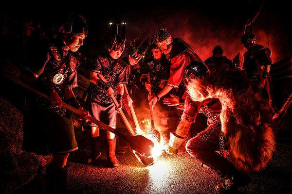 Млади учесници такође парадирају улицама Лервика на Шетландским острвима док учествују на фестивалу ватре „Junior Up Helly Aa“. Утицај скандинавских Викинга на Шетландским острвима и кулминира са до 1.000 &#x27;гизера&#x27; (људи у костимима) који бацају пламене бакље у свој викиншки брод и пале га касније увече.  - Sputnik Србија