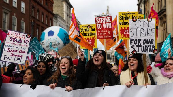 Просветни радници на протесту у центру Лондона, - Sputnik Србија