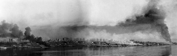 Велики Отаџбински рат 1941-1945. г. Стаљинградска битка. Панорама Стаљинграда у пламену са Волге. - Sputnik Србија