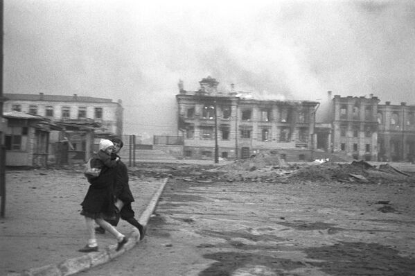 Veliki Otadžbinski rat. 1941-1945. g. Staljingradska bitka. Jul 1942 - februar 1943. g. Na Staničnom trgu Staljingrada tokom napada nemačke avijacije. - Sputnik Srbija