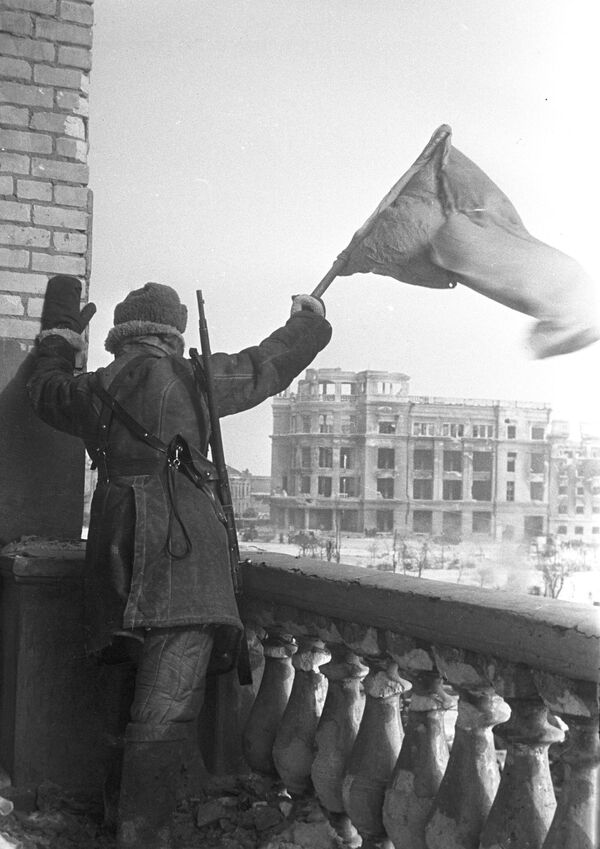 Veliki Otadžbinski rat 1941 - 1945. godina. Staljingradska bitka (17. jul 1942 - 2. februar 1943. godine). Zastava iznad oslobođenog Staljingrada. - Sputnik Srbija