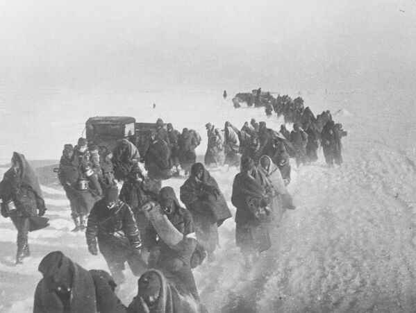 Veliki Otadžbinski rat 1941-1945. g. Staljingradska bitka (17. jul 1942 – 2. februar 1943. godine).  Zarobljeni Nemci kod Staljingrada. - Sputnik Srbija