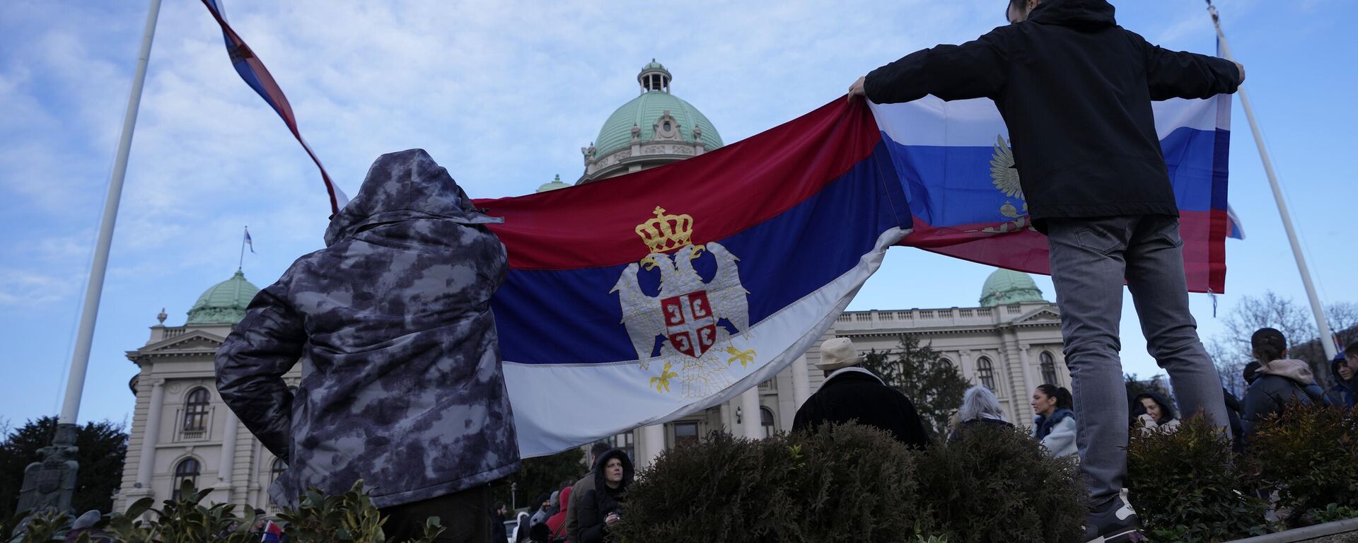 Застава Србије испред зграде парламента - Sputnik Србија, 1920, 27.05.2023