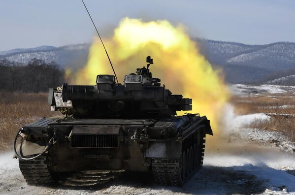 На борбеном полигону „Бамбурово“ обучавају се посаде тенкова Т-80БВ и борбених возила пешадије БМП-3. - Sputnik Србија