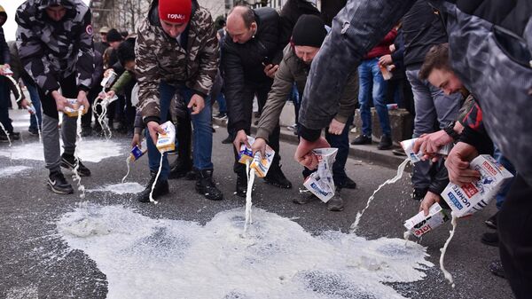 Просуто млеко испред Скупштине града Краљева: Протест због најаве мање откупне цене за пет динара