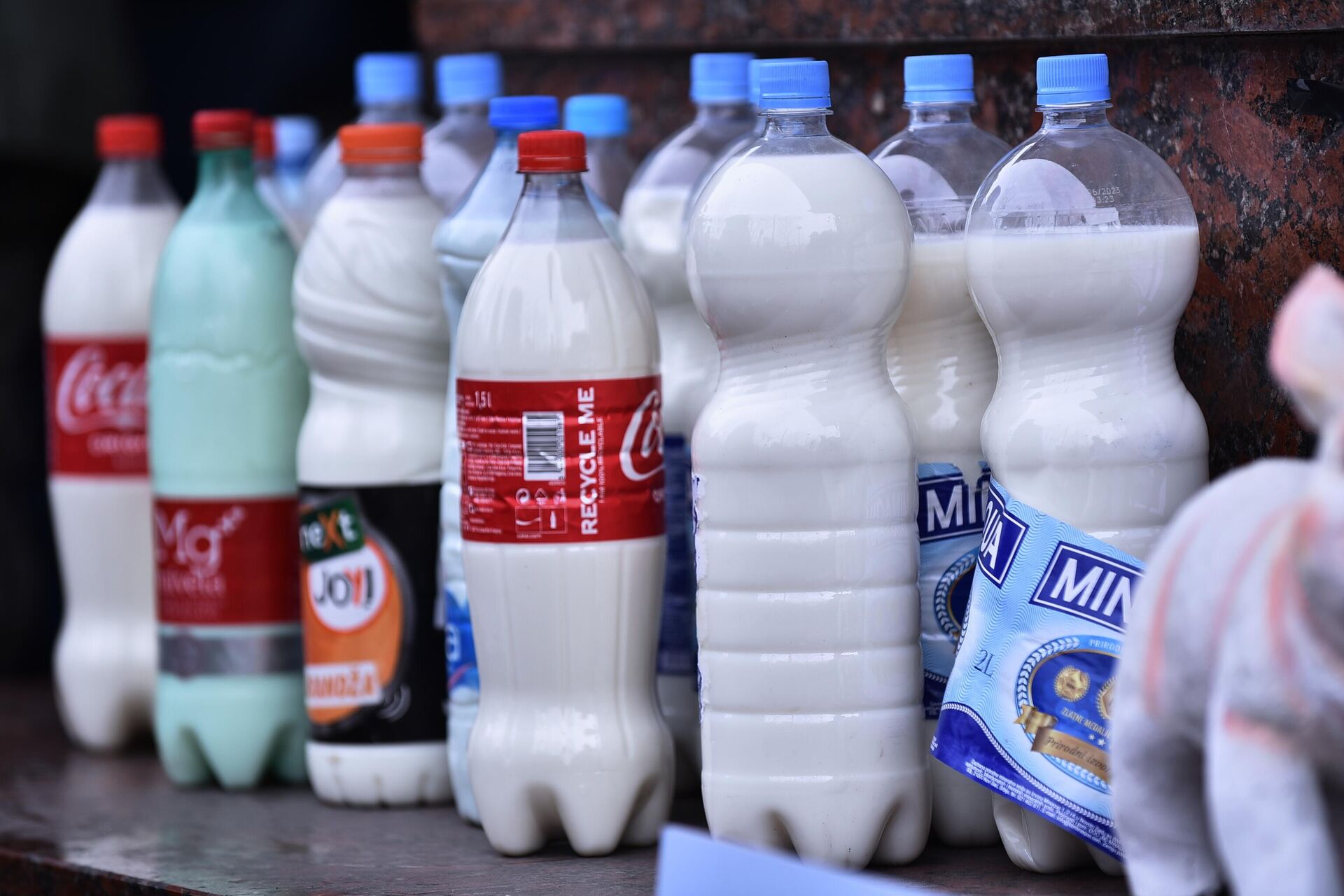 Произвођачи млека су једносатни протест завршили просипањем увозног пољског млека низ Немањину улицу, а своје млеко понудили су да поклоне Београђанима Произвођачи млека су једносатни протест завршили просипањем увозног пољског млека низ Немањину улицу, а своје млеко понудили су да поклоне Београђанима - Sputnik Србија, 1920, 26.07.2025