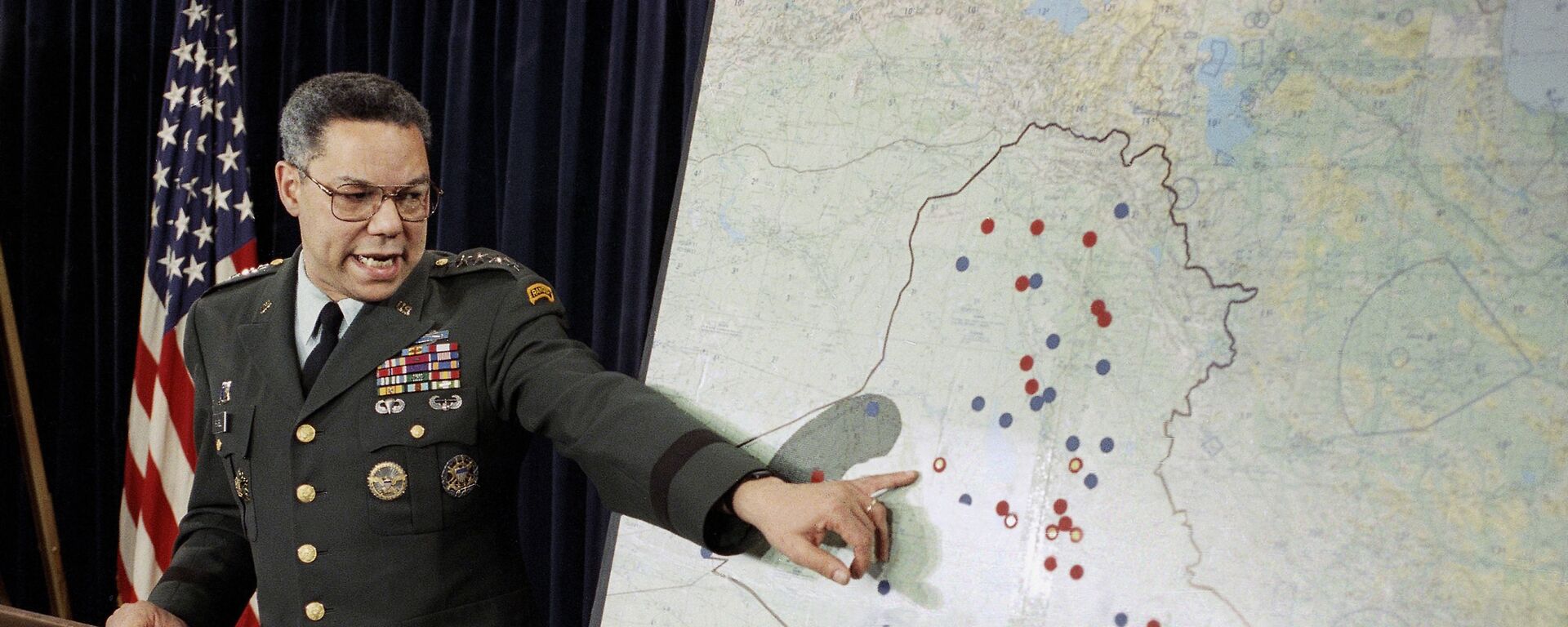 Predsednik Združenog generalštaba Kolin Pauel pokazuje vazdušne baze u Iraku tokom prezentacije u Pentagonu, 1991. - Sputnik Srbija, 1920, 04.02.2023