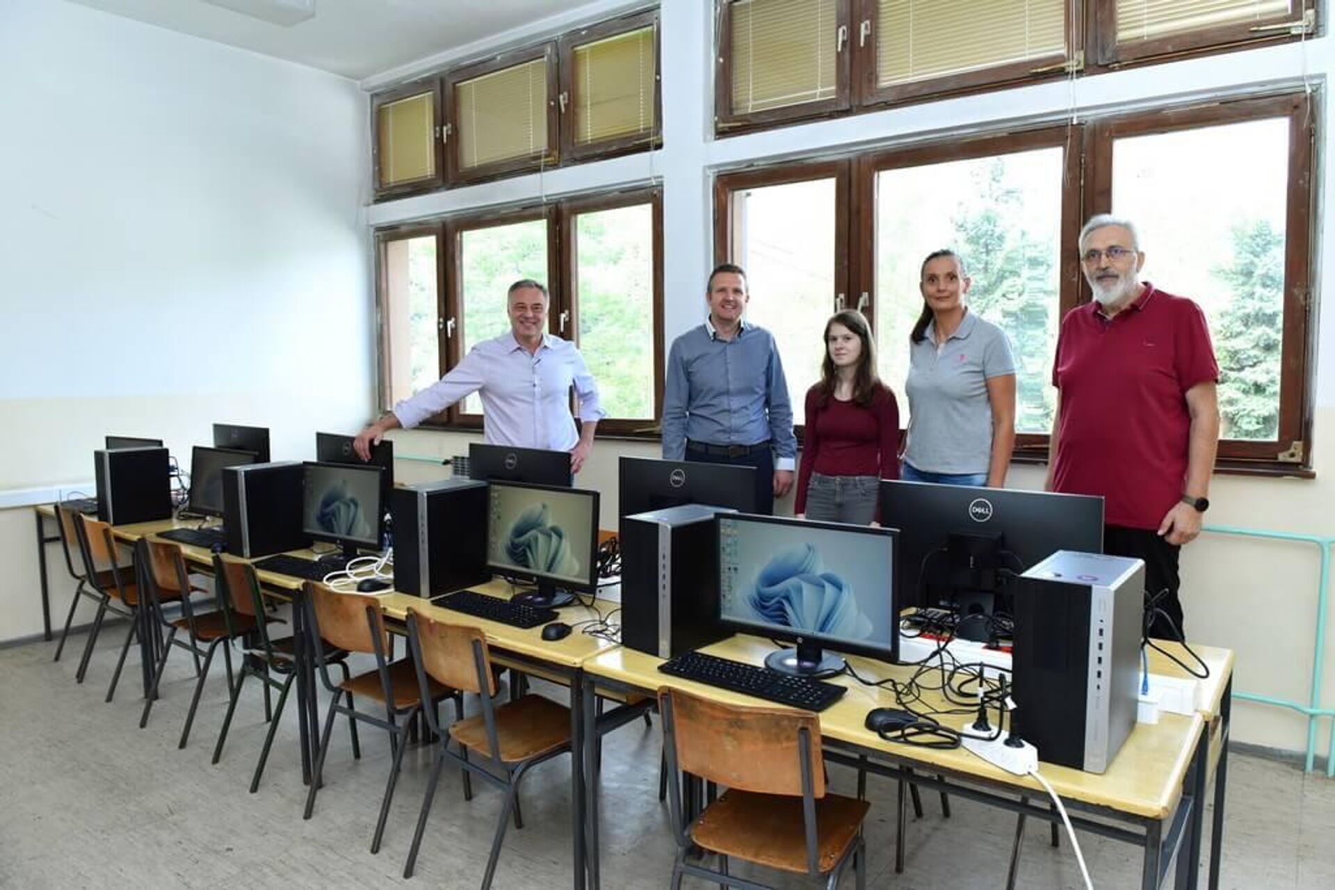 Фондација и Математичка гимназије сваке године донирају рачунаре школама широм Србије - Sputnik Србија, 1920, 04.02.2023