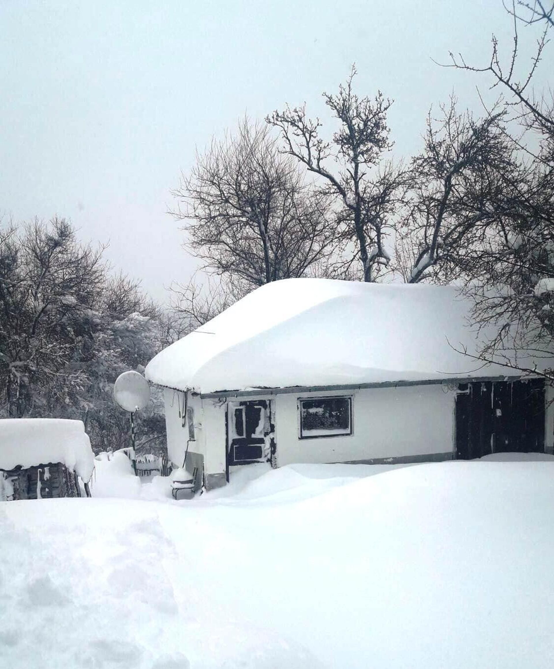 Sneg koji je na nekim mestima dostigao i po 2 metra zavejao domaćinstva na Vlasinskom jezeru - Sputnik Srbija, 1920, 06.02.2023