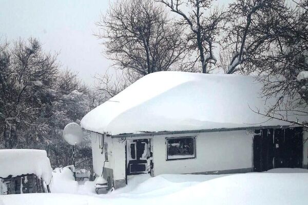 Sneg koji je na nekim mestima dostigao i po 2 metra zavejao domaćinstva na Vlasinskom jezeru - Sputnik Srbija