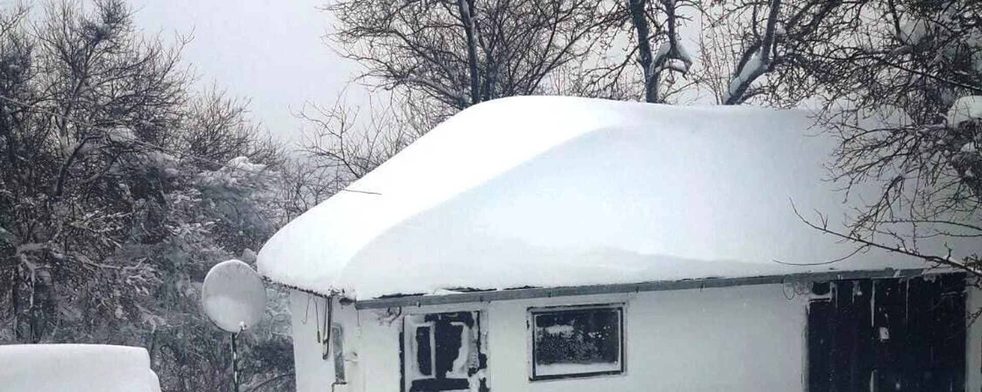 Sneg koji je na nekim mestima dostigao i po 2 metra zavejao domaćinstva na Vlasinskom jezeru - Sputnik Srbija, 1920, 05.02.2023