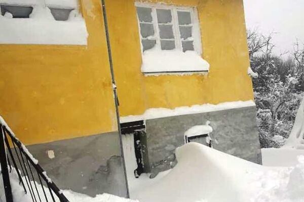 Sneg koji je na nekim mestima dostigao i po 2 metra zavejao domaćinstva na Vlasinskom jezeru - Sputnik Srbija