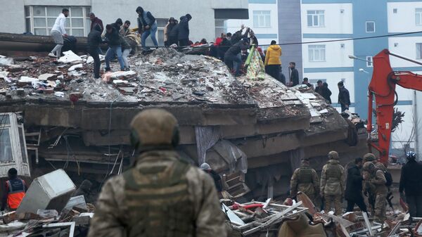 Spasioci raščišćavaju zgrade razrušene u zemljotresu u Turskoj - Sputnik Srbija