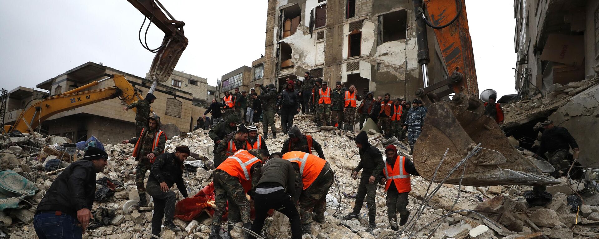 Спасиоци траже преживеле у срушеној згради након земљотреса у сиријској Хами - Sputnik Србија, 1920, 06.02.2023