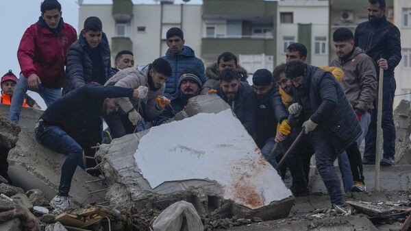 Izvlačenje stradalih iz ruševina nakon razornog zemljotresa u Turskoj - Sputnik Srbija