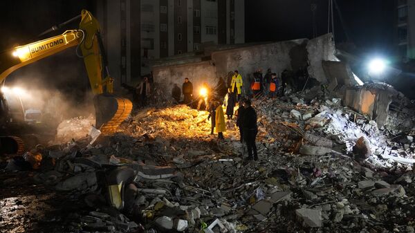 Извлачење страдалих из рушевина након разорног земљотреса у Турској - Sputnik Србија
