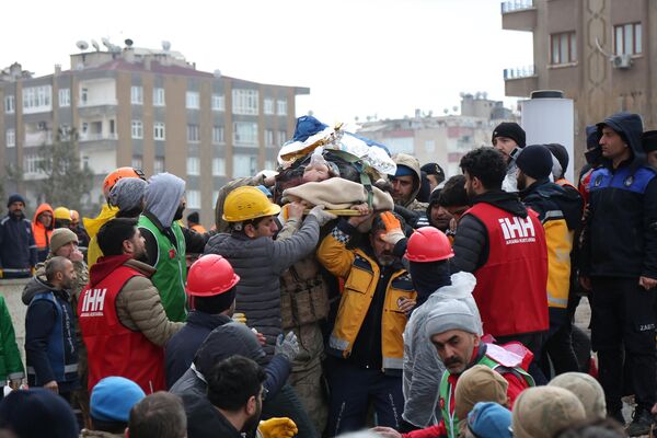 Последице земљотреса у Турској, спасавање жене која је била заробљена у рушевинама 32 сата у Дијарбакиру - Sputnik Србија