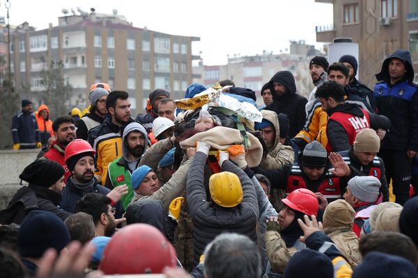 Последице земљотреса у Турској, спасавање жене која је била заробљена у рушевинама 32 сата у Дијарбакиру - Sputnik Србија