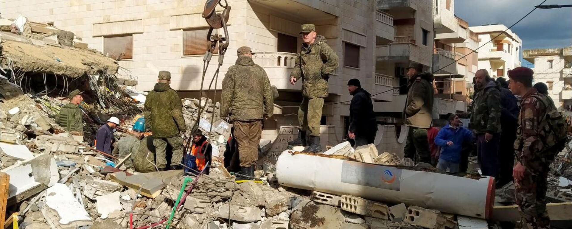 Руска војска учествује у операцијама рашчишћавања рушевина и спасавања жртава земљотреса у сиријском граду Џабле, на југу провинције Латакија. Шеф градског већа је за арапски Спутњик изјавио о значају учешћа руских војних одреда који су помагали спасиоцима у потрази и рашчишћавању, истакавши да су војници користили специјалну технику која у Сирији не постоји.
 - Sputnik Србија, 1920, 07.02.2023