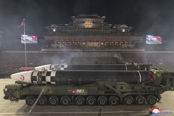 Ночной военный парад Северной Кореи новая межконтинентальная баллистическая ракета