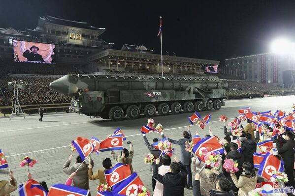 Ночной военный парад: КНДР представила новую межконтинентальную баллистическую ракету4/></p