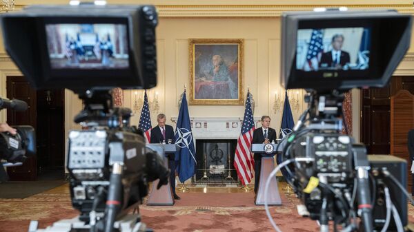 Генерални секретар НАТО-а Јенс Столтенберг, лево, и државни секретар Eнтони Блинкен, присуствују конференцији за новинаре, у среду, 1. јуна 2022. године, у Стејт департменту у Вашингтону - Sputnik Србија