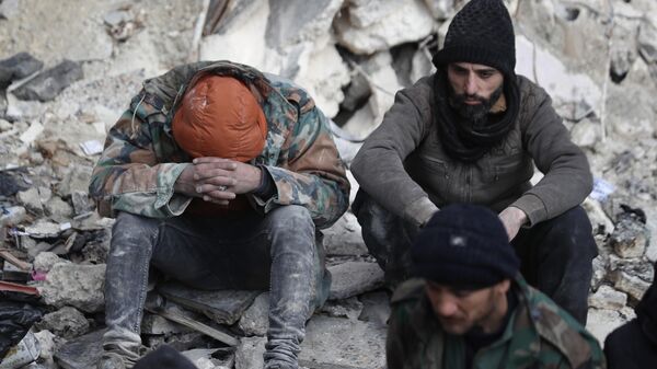 Ljudi na ulici sirijskog grada Alepa pogođenog zemljotresom - Sputnik Srbija