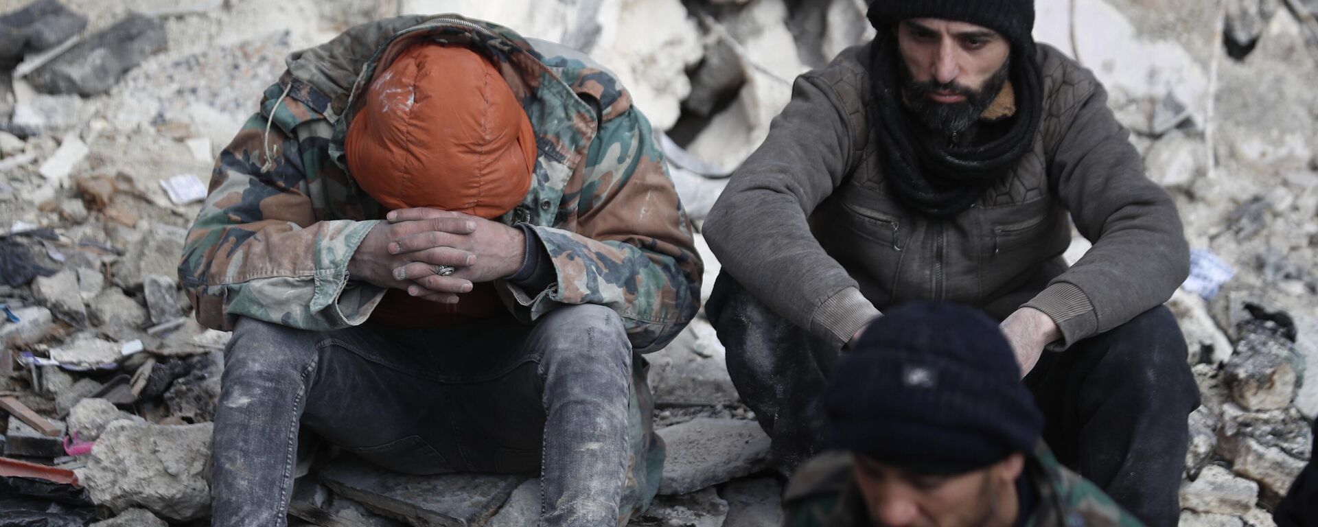 Ljudi na ulici sirijskog grada Alepa pogođenog zemljotresom - Sputnik Srbija, 1920, 09.02.2023
