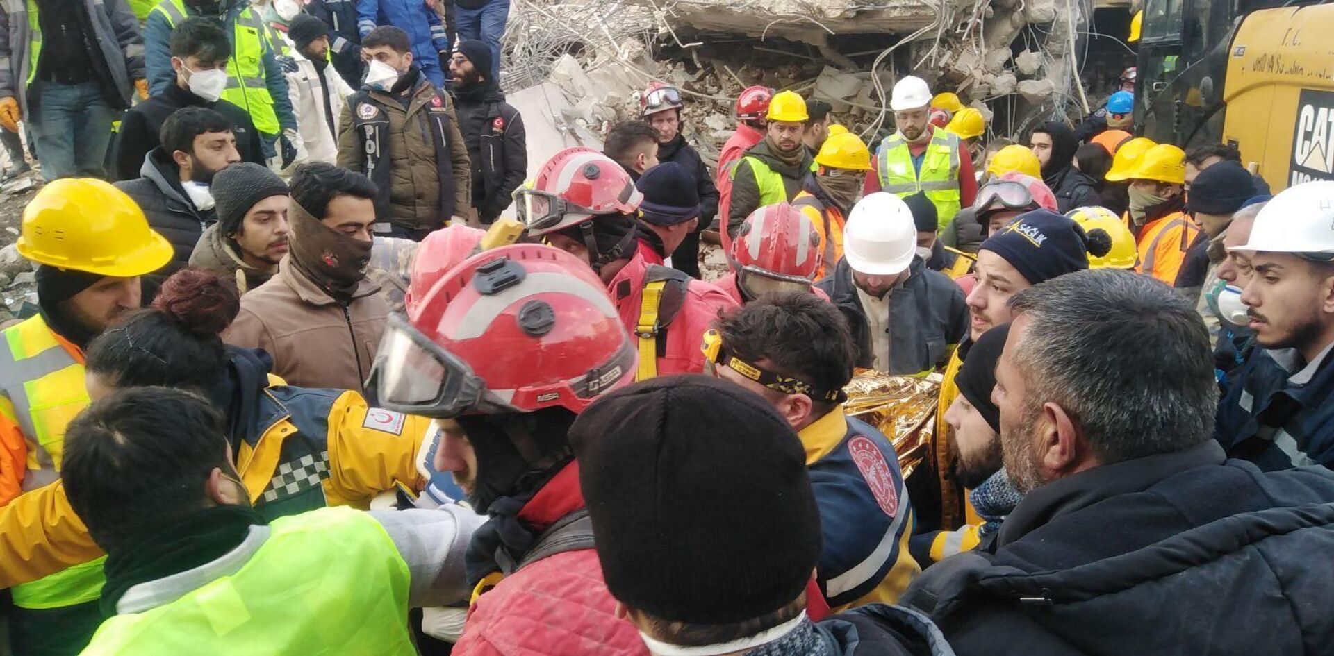 Srpski vatrogasci-spasioci spasili su sedamnaestogodišnju devojku koja je 108 sati bila pod ruševinama sedmospratne zgrade u Turskoj. - Sputnik Srbija, 1920, 10.02.2023