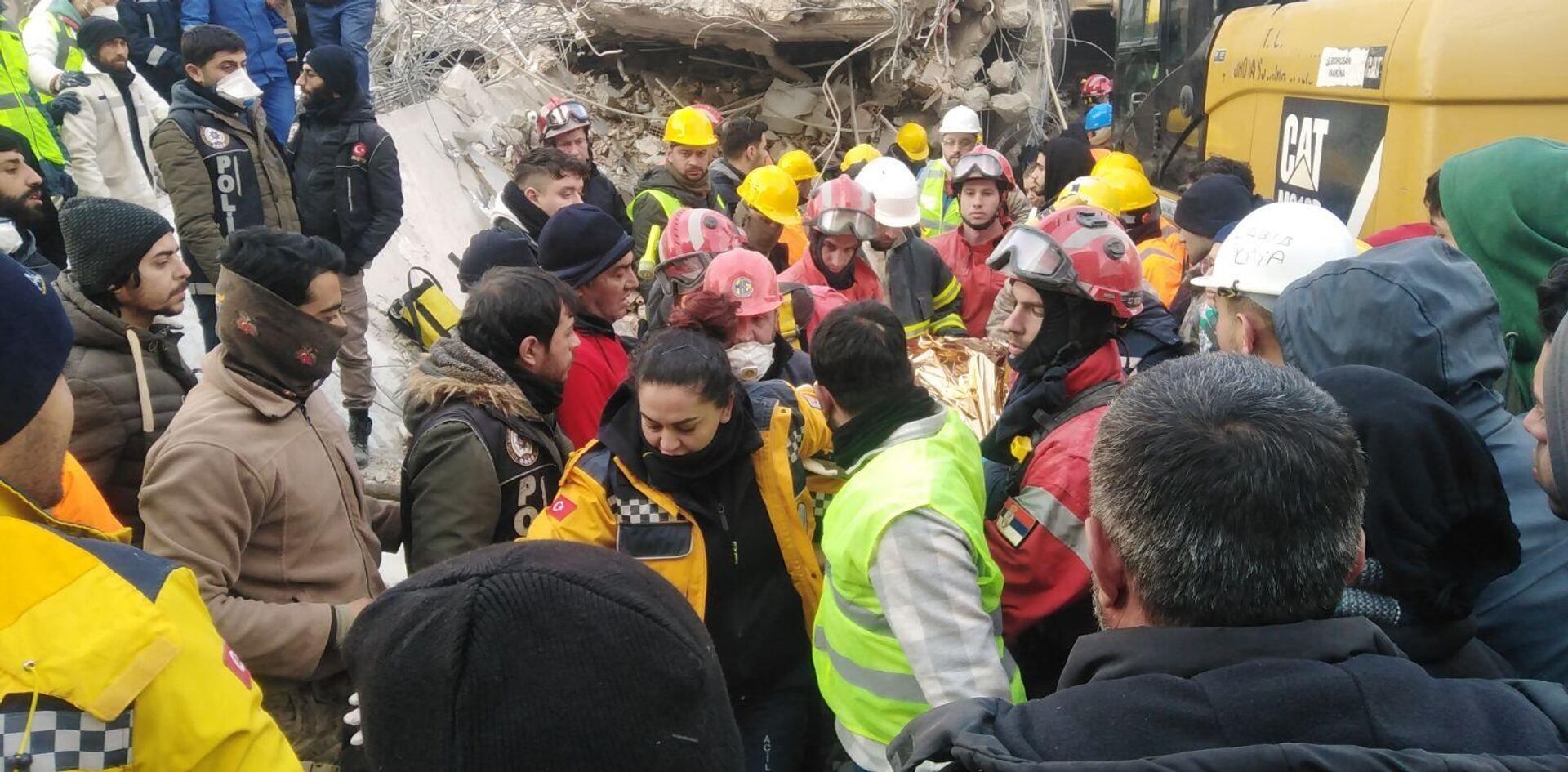 Srpski vatrogasci-spasioci spasili su sedamnaestogodišnju devojku koja je 108 sati bila pod ruševinama sedmospratne zgrade u Turskoj. - Sputnik Srbija, 1920, 10.02.2023