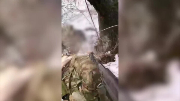 Uznemirujući sadržaj: Surov zločin ukrajinskih vojnika, zarobljenim ruskim vojnicima pucali u glavu  - Sputnik Srbija