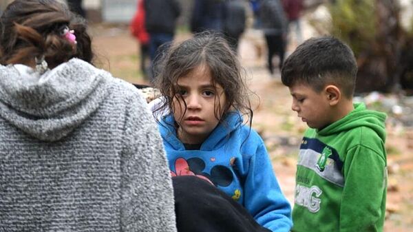 Деца у близини стамбене зграде уништене у земљотресу у Алепу у Сирији - Sputnik Србија