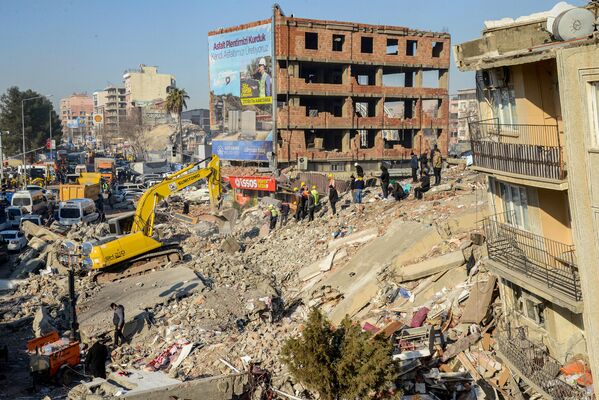 Spasioci sprovode operacije potrage među ruševinama srušenih zgrada u Adijamanu u Turskoj 9. februara 2023. godine - Sputnik Srbija