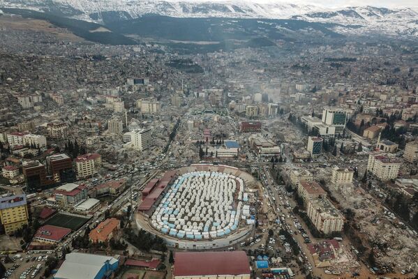 Šatori koje je postavilo Tursko Predsedništvo za vanredne situacije (AFAD) na terenu stadiona Kahramanmaraš, u Kahramanmarašu, epicentru prvog zemljotresa jačine 7,8 stepeni Rihterove skale. - Sputnik Srbija