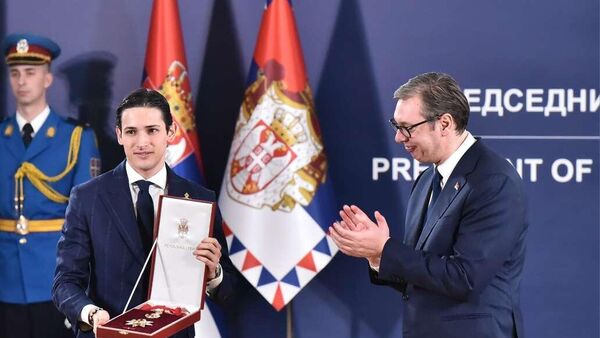 Dušan Mihajlović, sin Siniše Mihajlovića, prima odlikovanje od predsednika Aleksandra Vučića - Sputnik Srbija