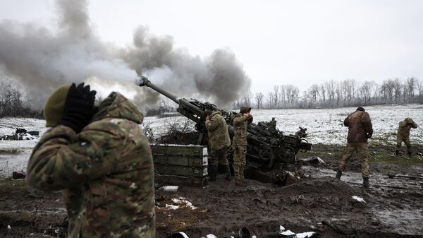 Украјински војници поред хаубице М777 америчке производње - Sputnik Србија