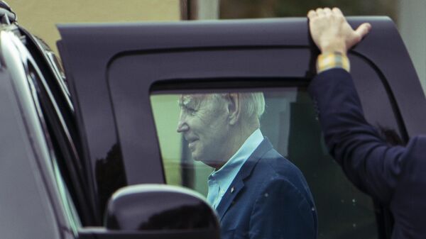 Predsednik SAD Džozef Bajden ulazi u predsedničko vozilo - Sputnik Srbija