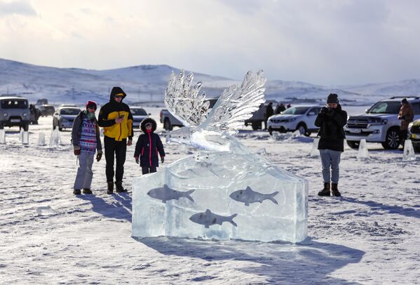 Posetioci posmatraju ledenu figure na festivalu leda. - Sputnik Srbija