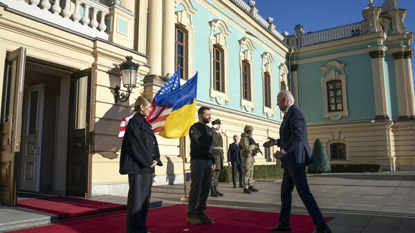 Predsednik SAD Džozef Bajden u Kijevu sa ukrajinskim predsednikom Vladimirom Zelenskim - Sputnik Srbija