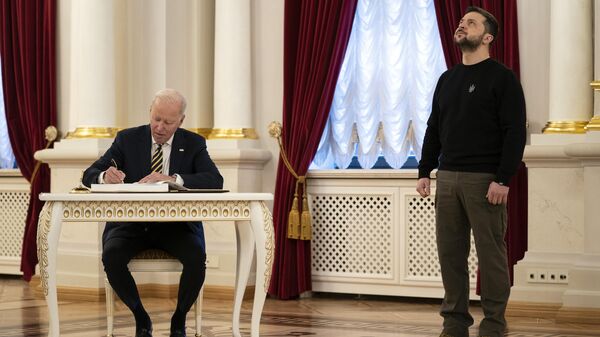 Predsednik SAD Džozef Bajden u Kijevu sa ukrajinskim predsednikom Vladimirom Zelenskim - Sputnik Srbija
