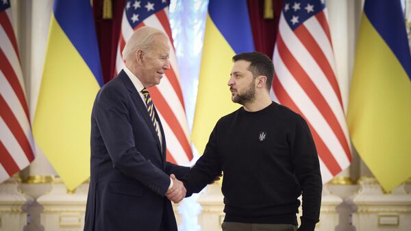 Председник САД Џозеф Бајден у Кијеву са украјинским председником Владимиром Зеленским - Sputnik Србија
