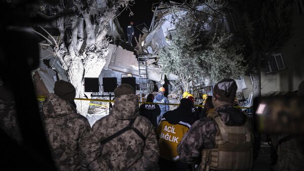 Spasilački timovi pretražuju ruševine posle zemljotresa u Turskoj - Sputnik Srbija