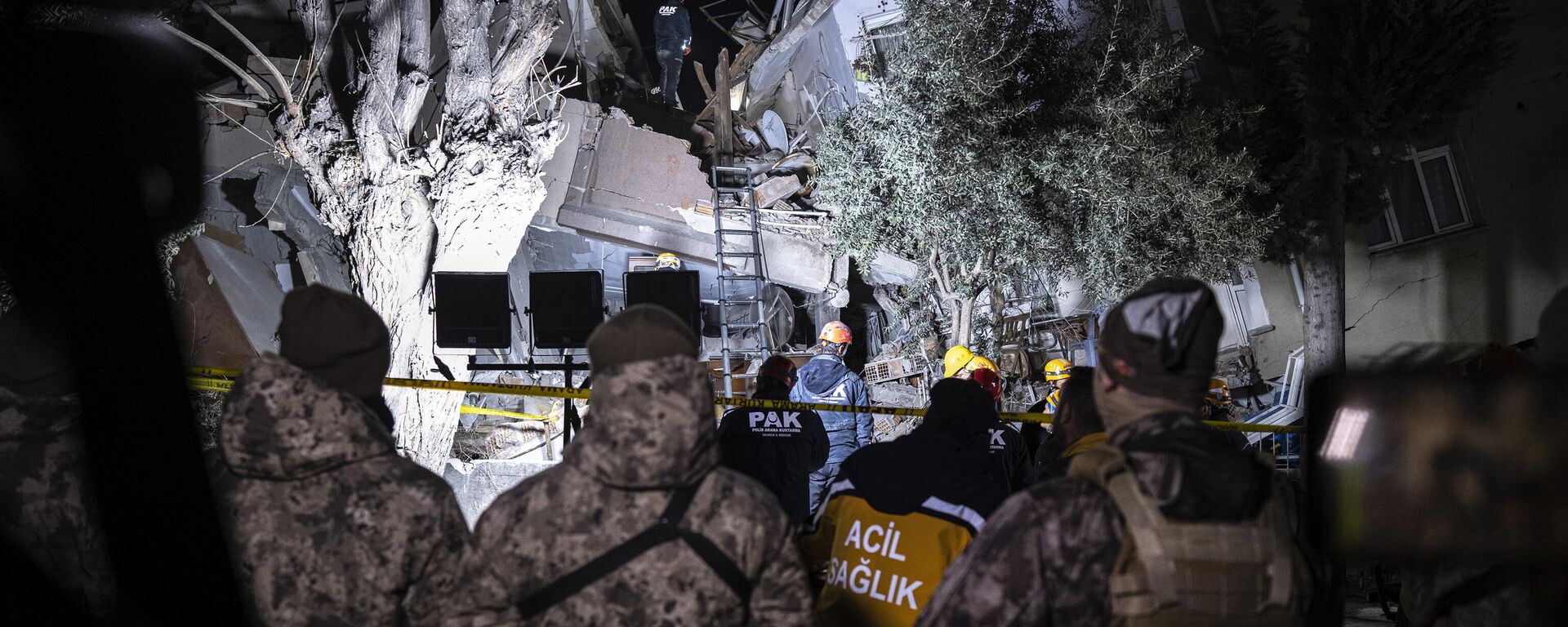 Spasilački timovi pretražuju ruševine posle zemljotresa u Turskoj - Sputnik Srbija, 1920, 21.02.2023