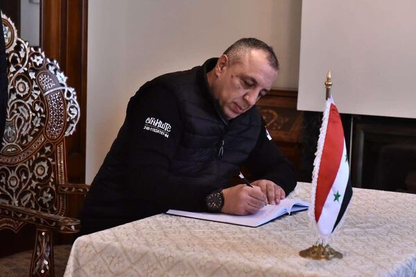 Slavko Radojčić, osnivač Udruženja Ognjište, upisuje se u knjigu žalosti u ambasadi Sirije u Beogradu - Sputnik Srbija