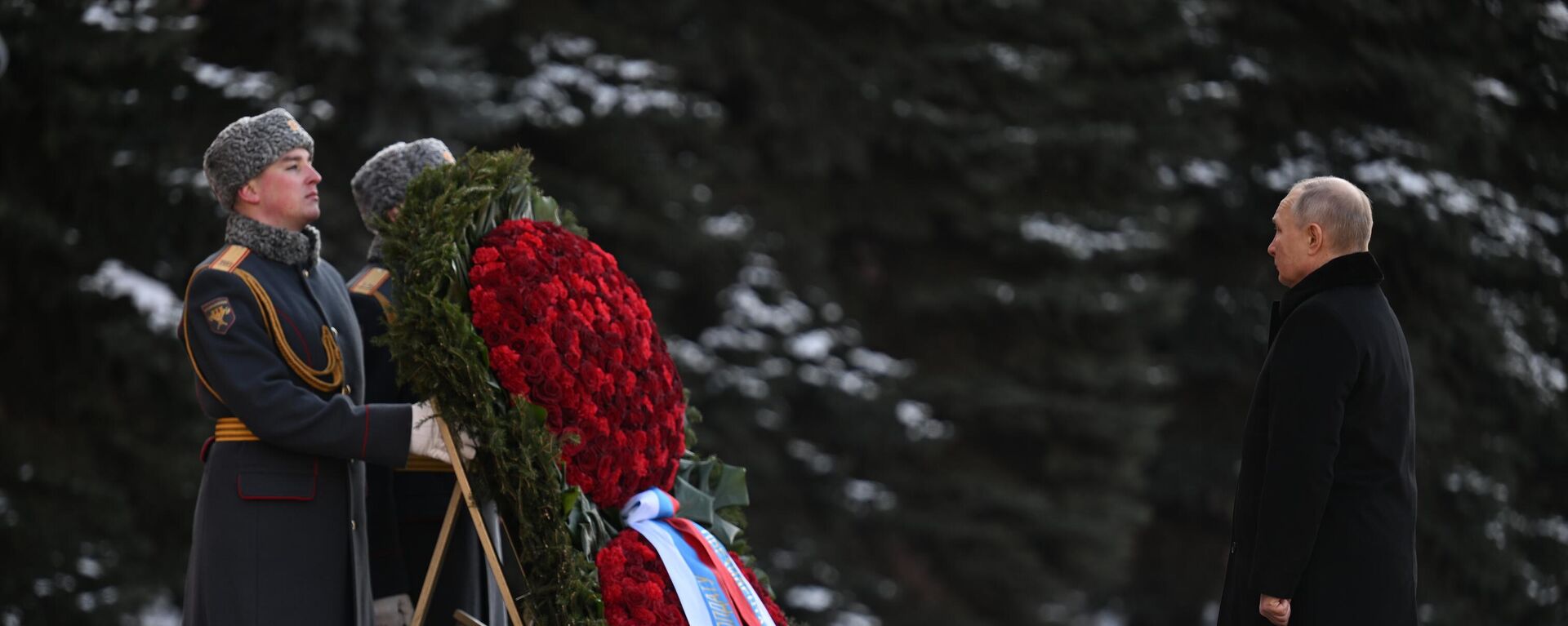 Председник Русије Владимир Путин положио венац на Гроб незнаног јунака - Sputnik Србија, 1920, 23.02.2023